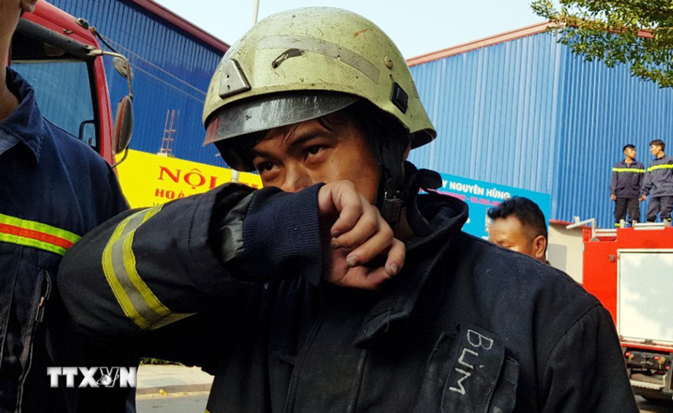 Trung sỹ Lê Trường Sơn, lính trinh sát thuộc phòng cảnh sát Phòng cháy chữa cháy Quận 8, đã tham gia cứu nhiều người trong vụ cháy sáng 23/3 tại chung cư Carina (Thành phố Hồ Chí Minh). (Ảnh: Mạnh Linh/TTXVN)