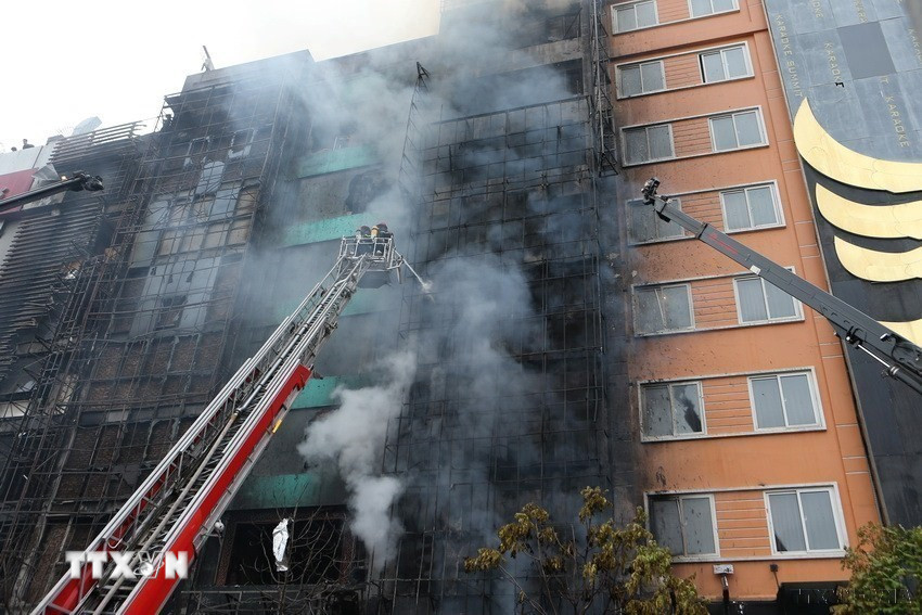 Vụ cháy cơ sở kinh doanh karaoke ở 68 Trần Thái Tông, phường Dịch Vọng Hậu, quận Cầu Giấy (Hà Nội), ngày 1/11/2016. (Ảnh: Doãn Tấn/TTXVN)