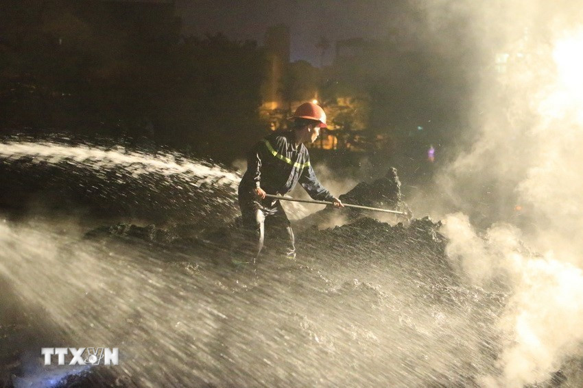 Cảnh sát Phòng cháy chữa cháy nỗ lực phun nước dập lửa trong vụ cháy lớn nhà xưởng sản xuất nhựa tại phố Đại Linh (Hà Nội). (Ảnh: Doãn Tấn/TTXVN)