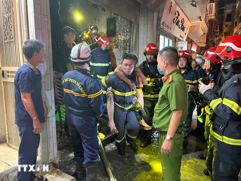 Lực lượng cảnh sát Phòng cháy chữa cháy Hà Nội cứu được 4 người thoát nạn trong vụ cháy nhà dân tại số 378 Phúc Tân, quận Hoàn Kiếm. (Ảnh TTXVN phát)