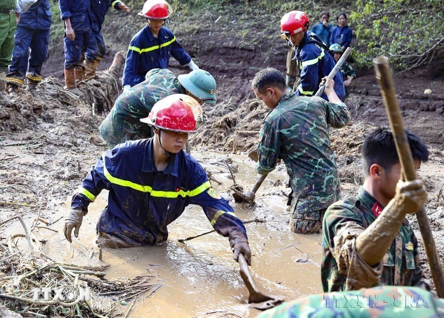 Chiến sĩ cảnh sát phòng cháy chữa cháy và cứu nạn, cứu hộ nỗ lực tìm kiếm nạn nhân mất tích do lũ quét, sạt lở ở bản Háng Pu Xi, xã Xa Dung (Điện Biên), ngày 2/8/2025. (Ảnh: Xuân Tư/TTXVN)
