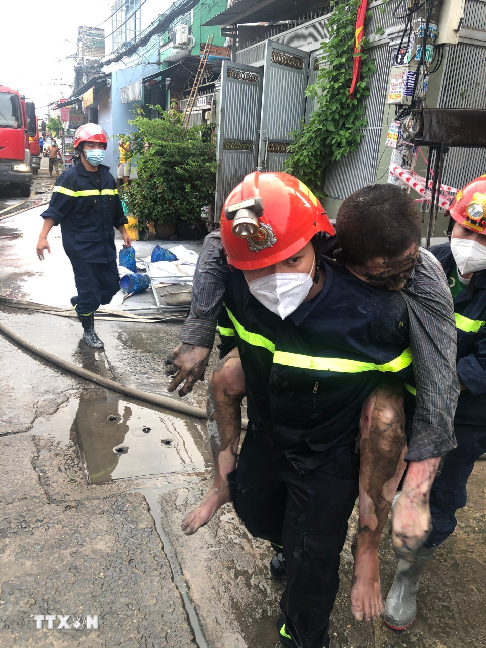 Lực lượng cảnh sát Phòng cháy chữa cháy có mặt kịp thời để giải cứu 3 người trong vụ cháy lớn tại nhà dân ở địa chỉ số 34 đường số 14A, phường Bình Hưng Hòa A, quận Bình Tân (Thành phố Hồ Chí Minh). (Ảnh: TTXVN phát.)