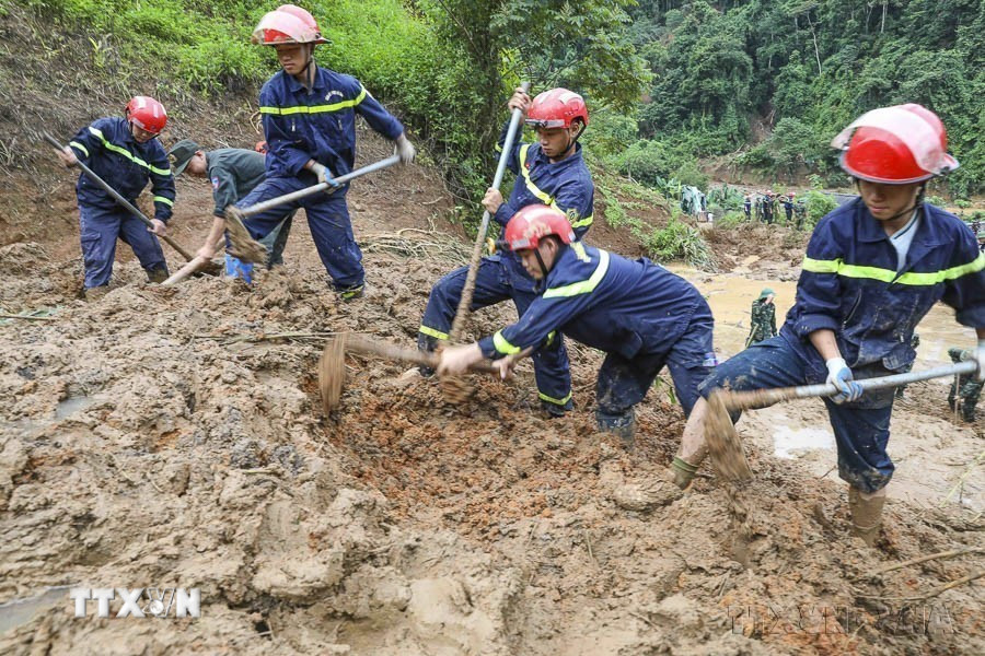 Chiến sỹ Cảnh sát phòng cháy chữa cháy và cứu nạn, cứu hộ khẩn trương tìm kiếm nạn nhân mất tích do lũ quét, sạt lở đất tại bản Háng Pu Xi, xã Xa Dung (Điện Biên), ngày 2/8/2025. (Ảnh: Xuân Tư/TTXVN)