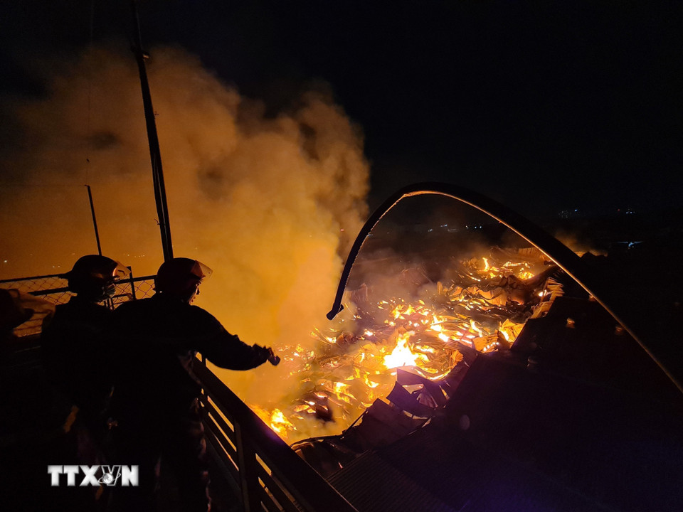Lực lượng cảnh sát Phòng cháy chữa cháy tỉnh Bình Dương tìm cách khống chế, dập tắt đám cháy dữ dội tại công ty sản xuất đồ gỗ đóng trên địa bàn phường Thuận Giao, thành phố Thuận An (2020). (Ảnh: Văn Hướng /TTXVN)