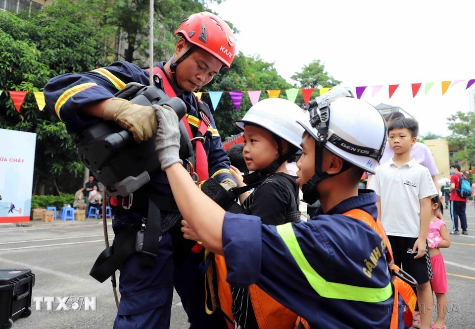 Thiếu nhi thủ đô hào hứng khi được trải nghiệm, tìm hiểu về các trang thiết bị, phương tiện chữa cháy và cứu nạn, cứu hộ của lực lượng Cảnh sát phòng cháy chữa cháy và cứu nạn, cứu hộ (Hà Nội, 2023). (Ảnh: Phạm Kiên/TTXVN)