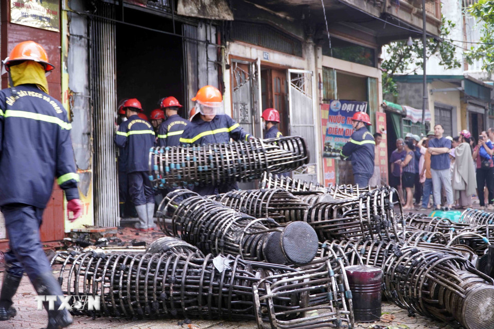 Cảnh sát phòng cháy chữa cháy và cứu nạn, cứu hộ, Công an tỉnh Hưng Yên tại hiện trường vụ cháy ở số nhà 469, đường Long Hưng (phường Trà Lý, tỉnh Hưng Yên). (Ảnh: Nguyễn Công Hải/TTXVN)