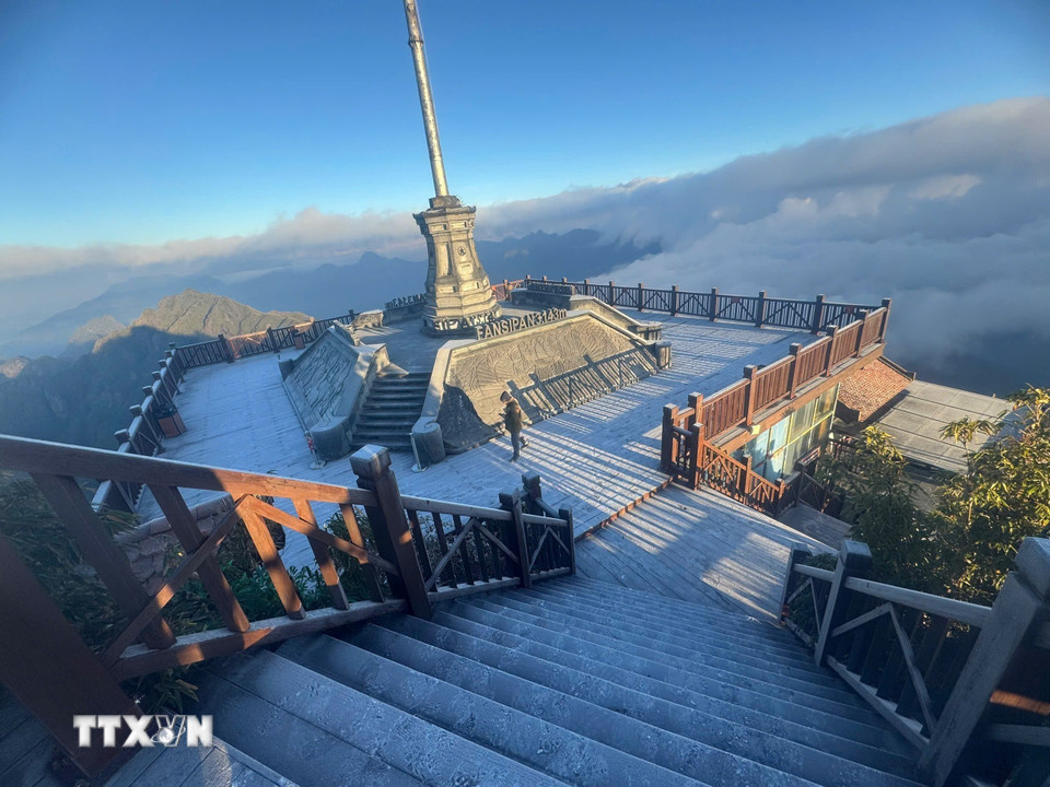 Băng giá phủ trắng đỉnh Fansipan. (Ảnh: TTXVN phát)