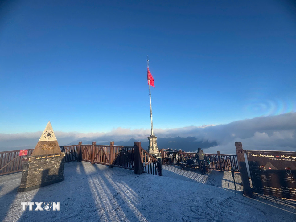 Băng giá phủ trắng đỉnh Fansipan. (Ảnh: TTXVN phát)