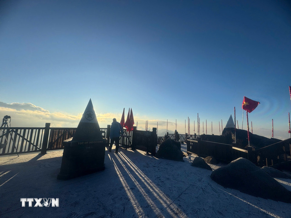 Băng giá xuất hiện từ sáng sớm trên đỉnh Fansipan. (Ảnh: TTXVN phát)