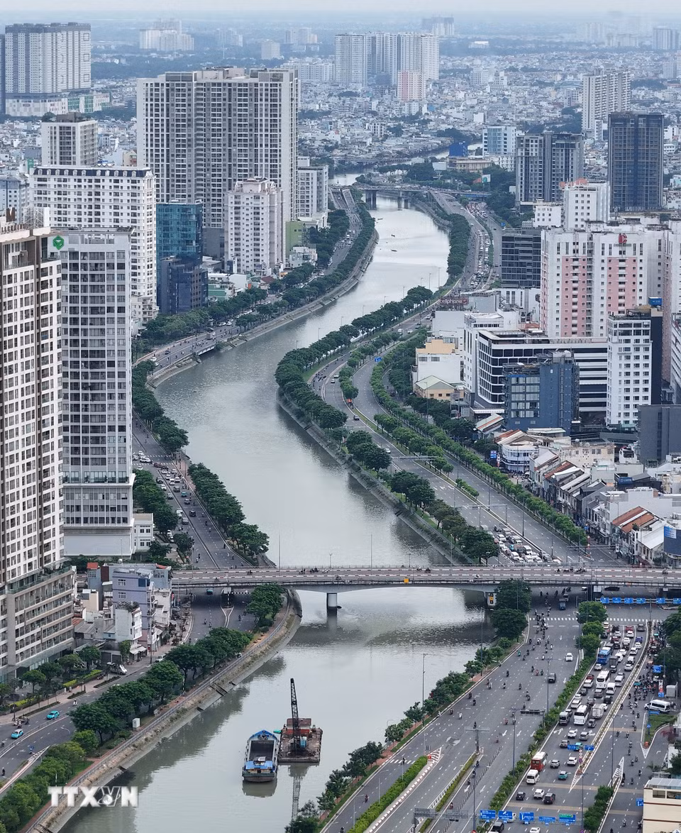 Kênh Tàu Hủ-Bến Nghé cùng với đại lộ Võ Văn Kiệt tạo trục kết nối Đông-Tây cho Thành phố Hồ Chí Minh. (Ảnh: Hồng Đạt/TTXVN)