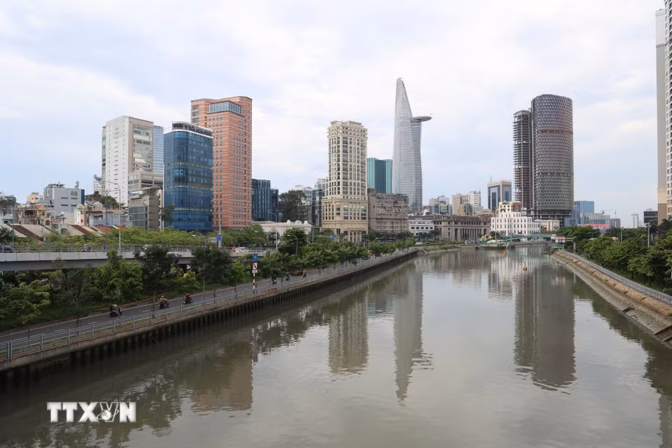 Dòng nước trong, in bóng những công trình hiện đại của Thành phố Hồ Chí Minh trên kênh Tàu Hủ-Bến Nghé nhìn từ cầu Calmette. (Ảnh: Hồng Đạt/TTXVN)