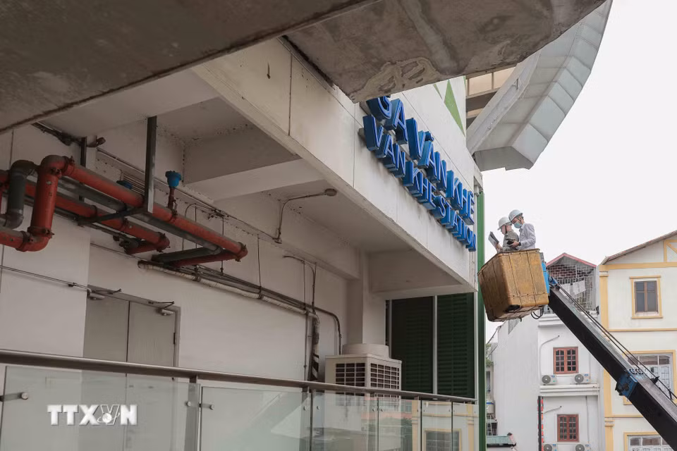 Các kỹ sư sử dụng máy đo vết nứt chuyên dụng để kiểm tra, đánh giá chính xác cường độ và chất lượng lớp vữa trát tại các nhà ga. (Ảnh: Phan Phương/TTXVN)