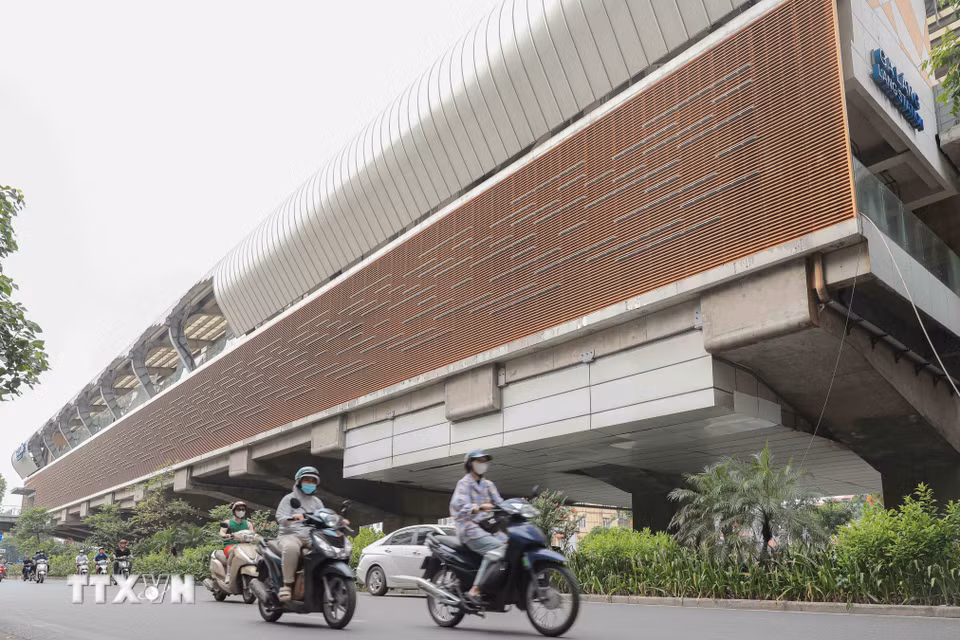 Trong ngày 27/6, các hạng mục hư hại nghiêm trọng tại nhà ga Láng đã được công nhân khắc phục phần lớn. (Ảnh: Phan Phương/TTXVN)