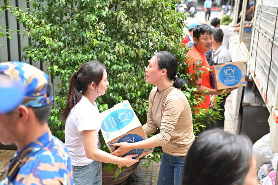 Những sản phẩm dinh dưỡng của Vinamilk được đón nhận để chuyển đến người dân vùng lũ. (Ảnh: Vi Nam)