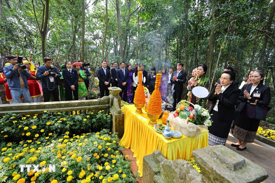 Phu nhân Ngô Phương Ly và Phu nhân Naly Sisoulith dâng hương tại Đền thờ Công chúa Nhồi Hoa. (Ảnh: Minh Đức/TTXVN)