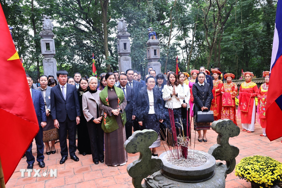 Phu nhân Ngô Phương Ly và Phu nhân Naly Sisoulith dâng hương tại Đền thờ Công chúa Nhồi Hoa. (Ảnh: Minh Đức/TTXVN)