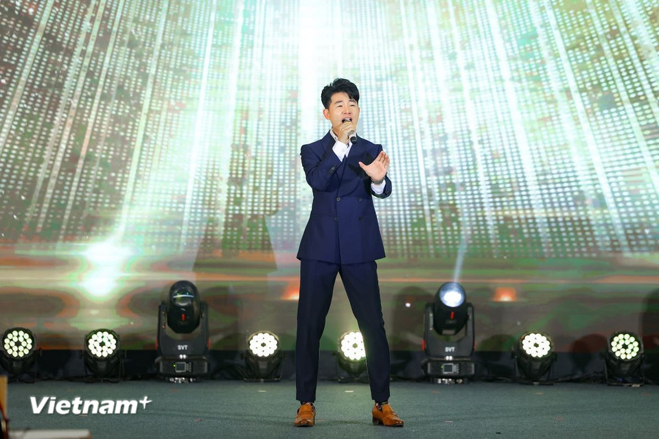 Ca sỹ Việt Tú biểu diễn tại Lễ trao Giải Ảnh báo chí Khoảnh khắc vàng. (Ảnh: Vietnam+)