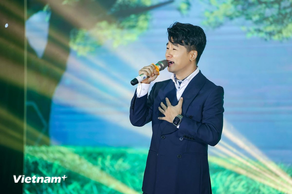 Ca sỹ Việt Tú bày tỏ niềm vui và sự hãnh diện khi hát trên sân khấu Lễ trao giải Khoảnh khắc vàng lần thứ 7. (Ảnh: Vietnam+)