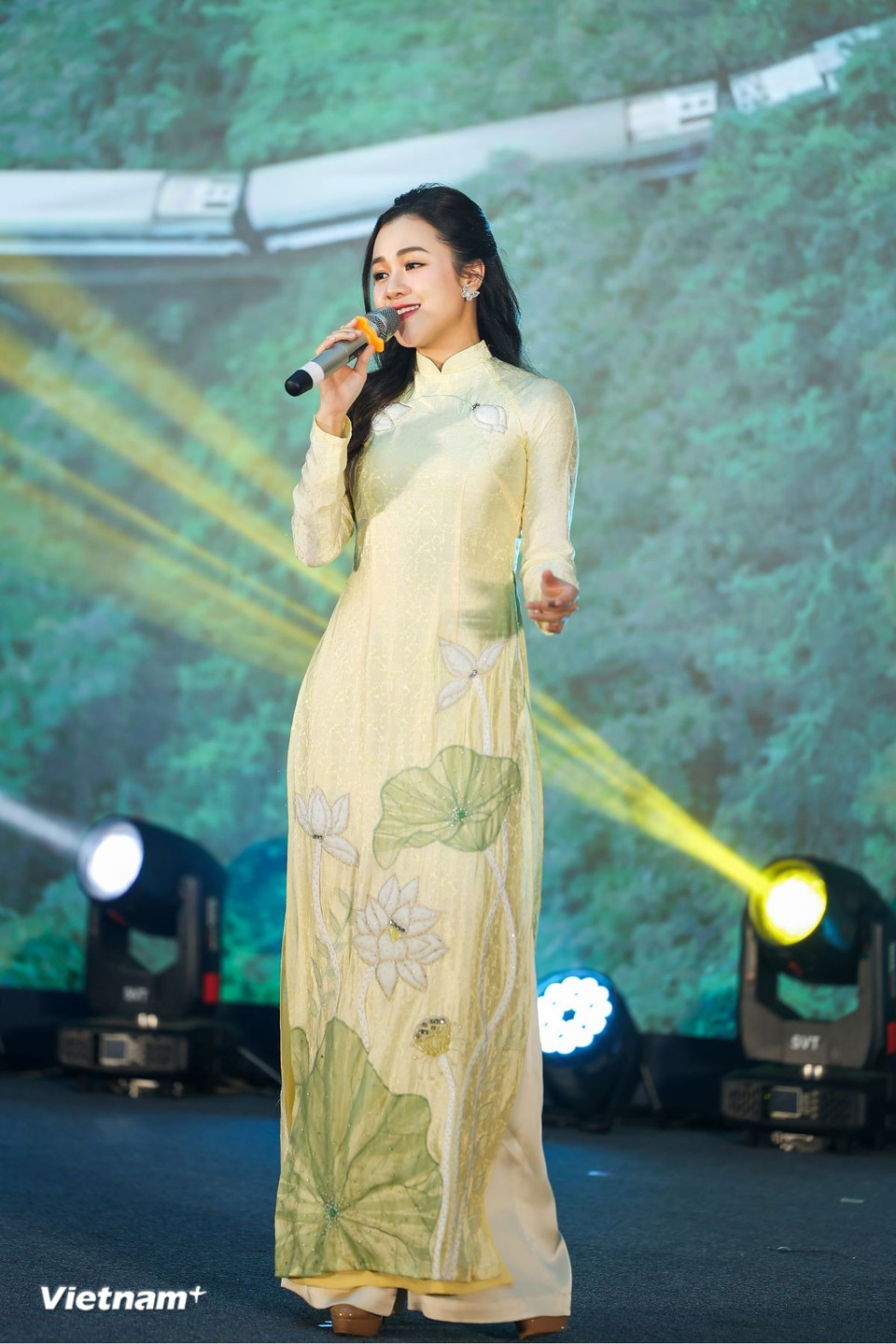 Hát ca khúc "Bài ca thống nhất" nhiều lần rồi nhưng tại Lễ trao giải Khoảnh khắc vàng lần thứ 7, Vũ Thùy Linh cho biết mình vẫn rất háo hức. Đặc biệt khi hát, cô nhận được sự đón nhận nồng nhiệt của khán giả. (Ảnh: Vietnam+)