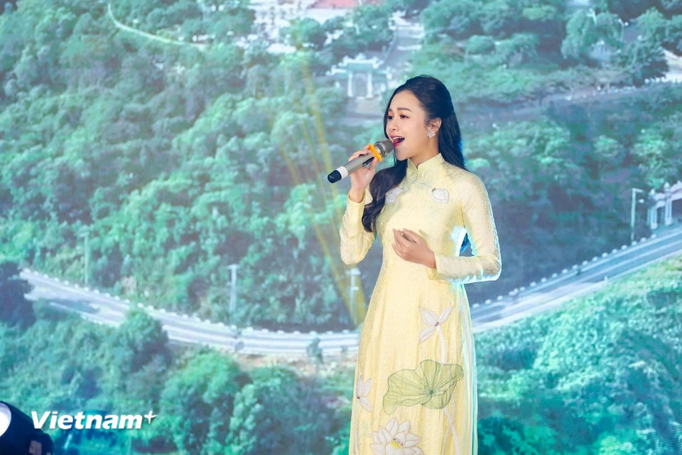 Vũ Thùy Linh là giọng ca thính phòng nhưng vừa cho ra mắt album đầu tay "Tơ đồng thánh thót." (Ảnh: Vietnam+)