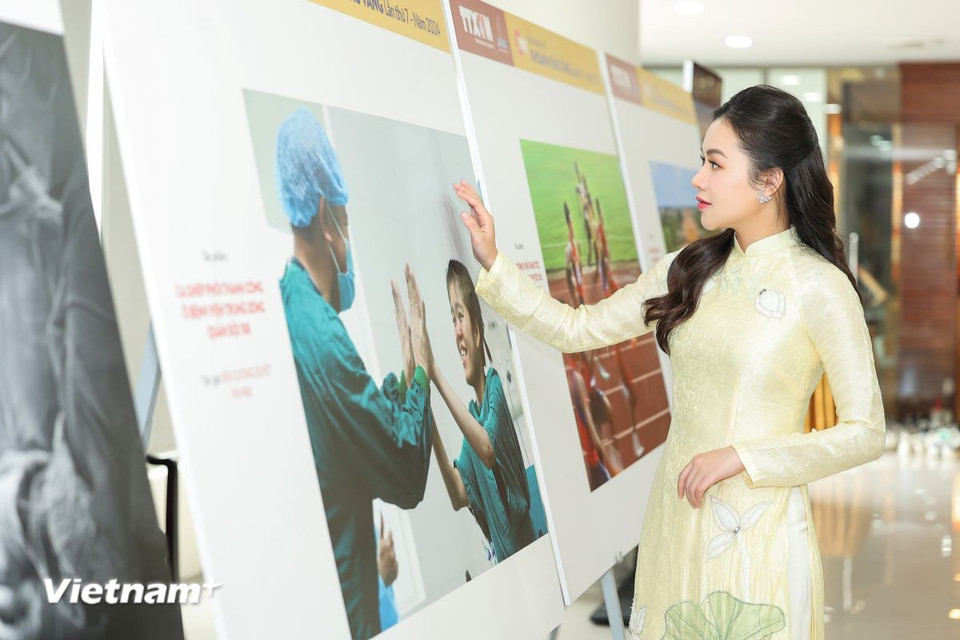 Ca sỹ Vũ Thùy Linh có nhiều cảm xúc khi được xem những tác phẩm đoạt giải Khoảnh khắc vàng. (Ảnh: Vietnam+)