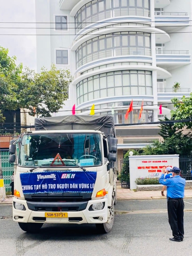 Những chuyến xe dinh dưỡng của Vinamik đã có mặt ở Mặt trận Tổ quốc và cơ quan báo – đài địa phương, kịp thời tiếp ứng dinh dưỡng cho bà con vùng lũ. (Ảnh: Vi Nam)