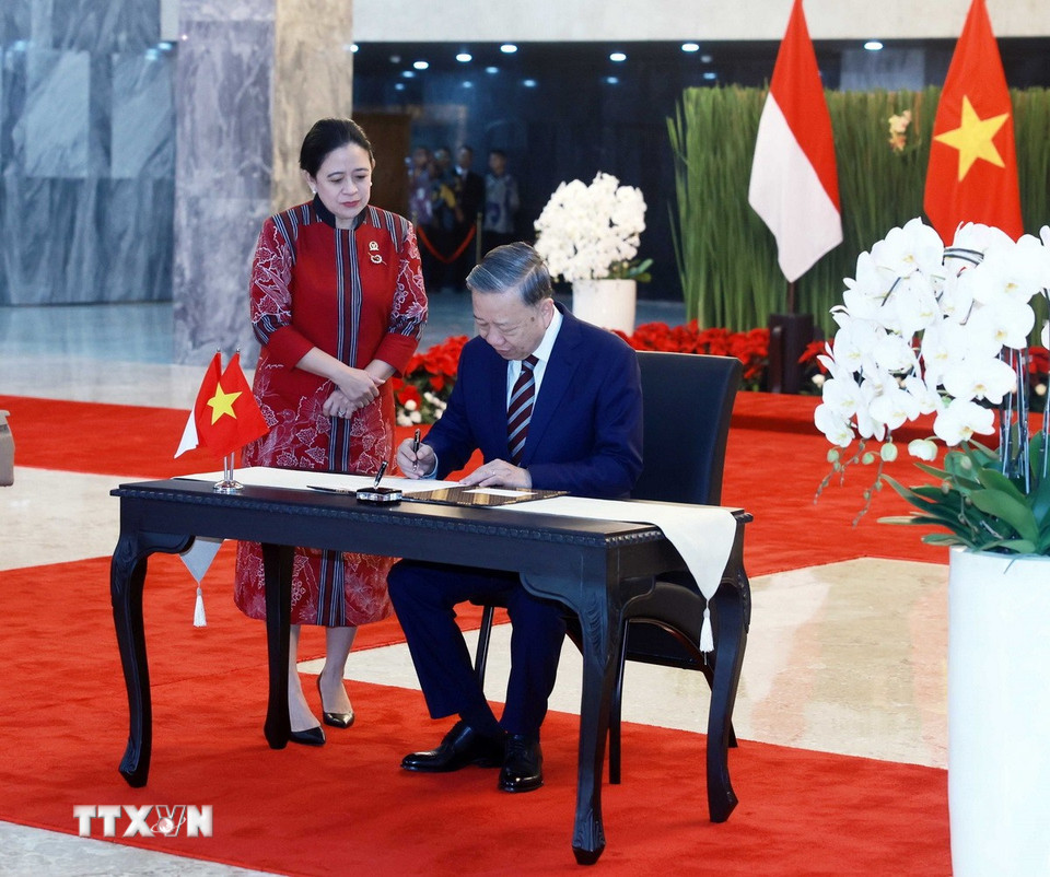 Tổng Bí thư Tô Lâm ghi lưu bút. (Ảnh: Thống Nhất/TTXVN)