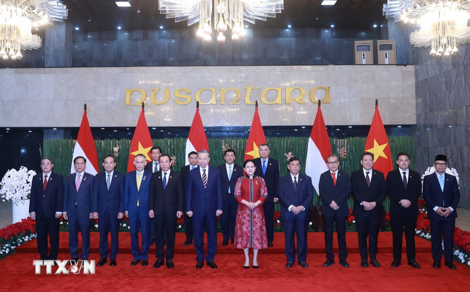 Tổng Bí thư Tô Lâm, Chủ tịch Hạ viện Indonesia Puan Maharani và các đại biểu chụp ảnh chung. (Ảnh: Thống Nhất/TTXVN)
