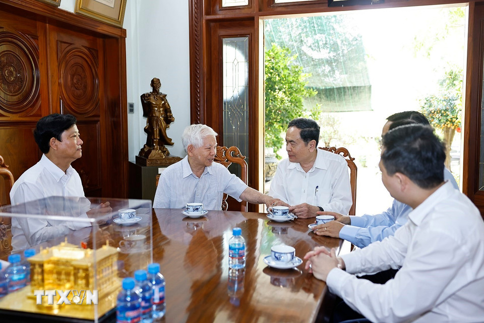 Chủ tịch Quốc hội Trần Thanh Mẫn tới thăm, chúc Tết nguyên Chủ tịch nước Nguyễn Minh Triết. (Ảnh: Doãn Tấn/TTXVN)