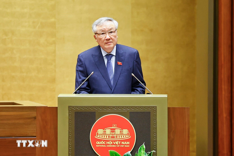 Phó Thủ tướng Thường trực Chính phủ Nguyễn Hòa Bình trình bày Tờ trình về 03 dự án: Luật Thi hành tạm giữ, tạm giam và cấm đi khỏi nơi cư trú; Luật Thi hành án hình sự (sửa đổi); Luật sửa đổi, bổ sung một số điều của Luật Lý lịch tư pháp. (Ảnh: Doãn Tấn/TTXVN)