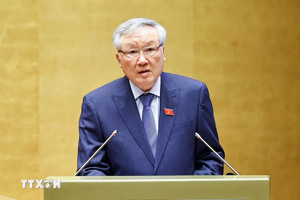 Phó Thủ tướng Thường trực Chính phủ Nguyễn Hòa Bình trình bày Tờ trình về 03 dự án: Luật Thi hành tạm giữ, tạm giam và cấm đi khỏi nơi cư trú; Luật Thi hành án hình sự (sửa đổi); Luật sửa đổi, bổ sung một số điều của Luật Lý lịch tư pháp. (Ảnh: Doãn Tấn/TTXVN)