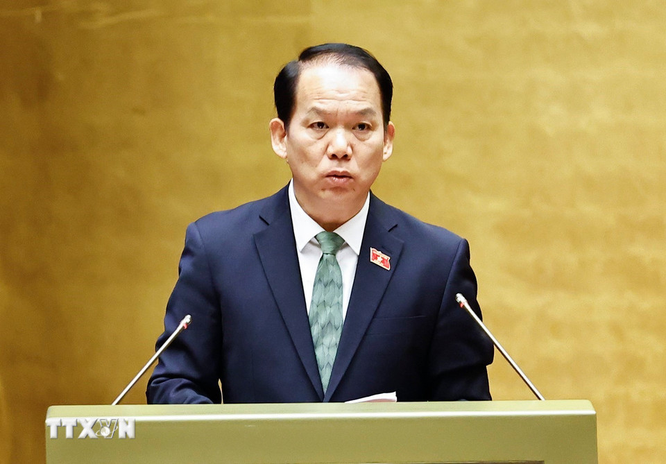 Ủy viên Ủy ban Thường vụ Quốc hội Hoàng Thanh Tùng trình bày tóm tắt các Báo cáo giải trình, tiếp thu, chỉnh lý về 04 dự thảo: Luật Dẫn độ; Luật Chuyển giao người đang chấp hành án phạt tù; Luật Tương trợ tư pháp về hình sự; Luật Tương trợ tư pháp về dân sự. (Ảnh: Doãn Tấn/TTXVN)