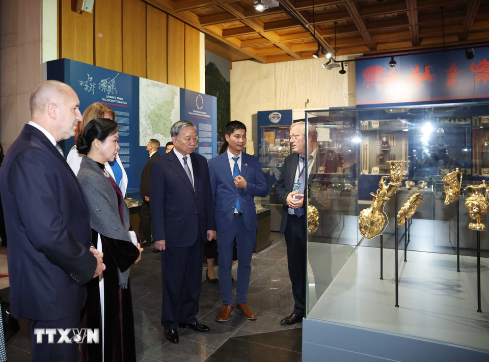 Tổng Bí thư Tô Lâm và Phu nhân với Tổng thống Cộng hòa Bulgaria Rumen Radev và Phu nhân tham quan Bảo tàng lịch sử Quốc gia Bulgaria. (Ảnh: Thống Nhất/TTXVN)