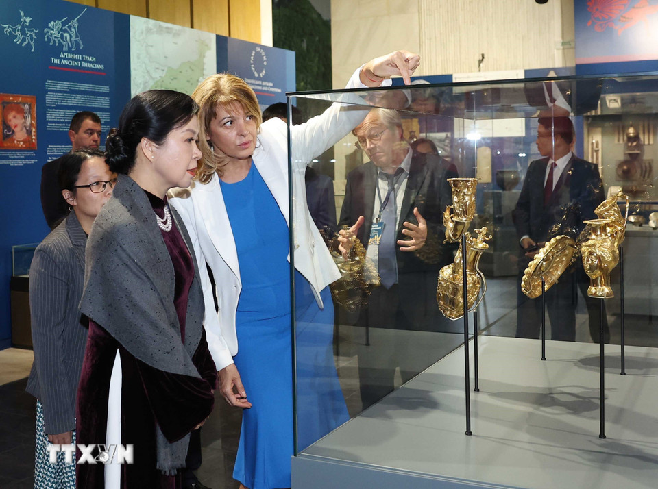 Phu nhân Tổng Bí thư Ngô Phương Ly và với Phu nhân Tổng thống Cộng hòa Bulgaria tại Bảo tàng lịch sử Quốc gia Bulgaria. (Ảnh: Thống Nhất/TTXVN)
