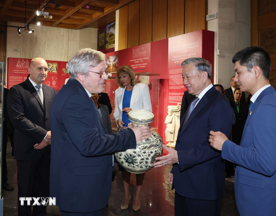 Tổng Bí thư Tô Lâm tặng bình gồm Chu Đậu cho Bảo tàng lịch sử Quốc gia Bulgaria. (Ảnh: Thống Nhất/TTXVN)
