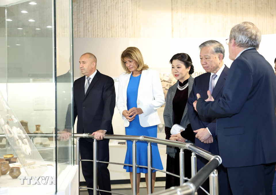 Tổng Bí thư Tô Lâm và Phu nhân với Tổng thống Cộng hòa Bulgaria Rumen Radev và Phu nhân tham quan Bảo tàng lịch sử Quốc gia Bulgaria. (Ảnh: Thống Nhất/TTXVN)