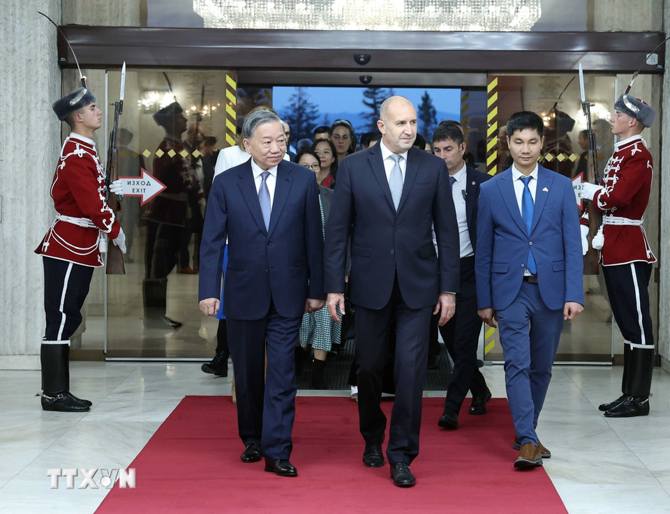 Tổng Bí thư Tô Lâm và Phu nhân với Tổng thống Cộng hòa Bulgaria Rumen Radev và Phu nhân tham quan Bảo tàng lịch sử Quốc gia Bulgaria. (Ảnh: Thống Nhất/TTXVN)