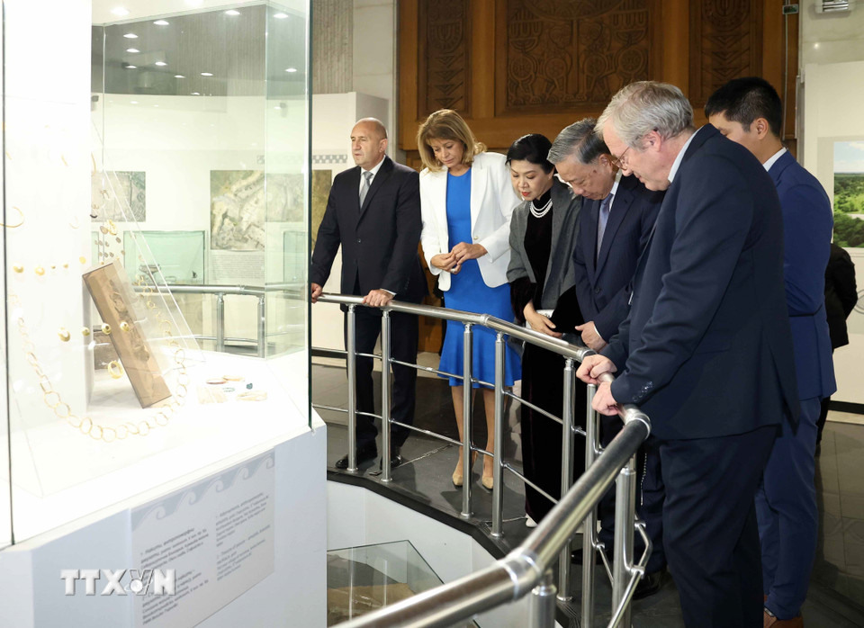 Tổng Bí thư Tô Lâm và Phu nhân với Tổng thống Cộng hòa Bulgaria Rumen Radev và Phu nhân tham quan Bảo tàng lịch sử Quốc gia Bulgaria. (Ảnh: Thống Nhất/TTXVN)