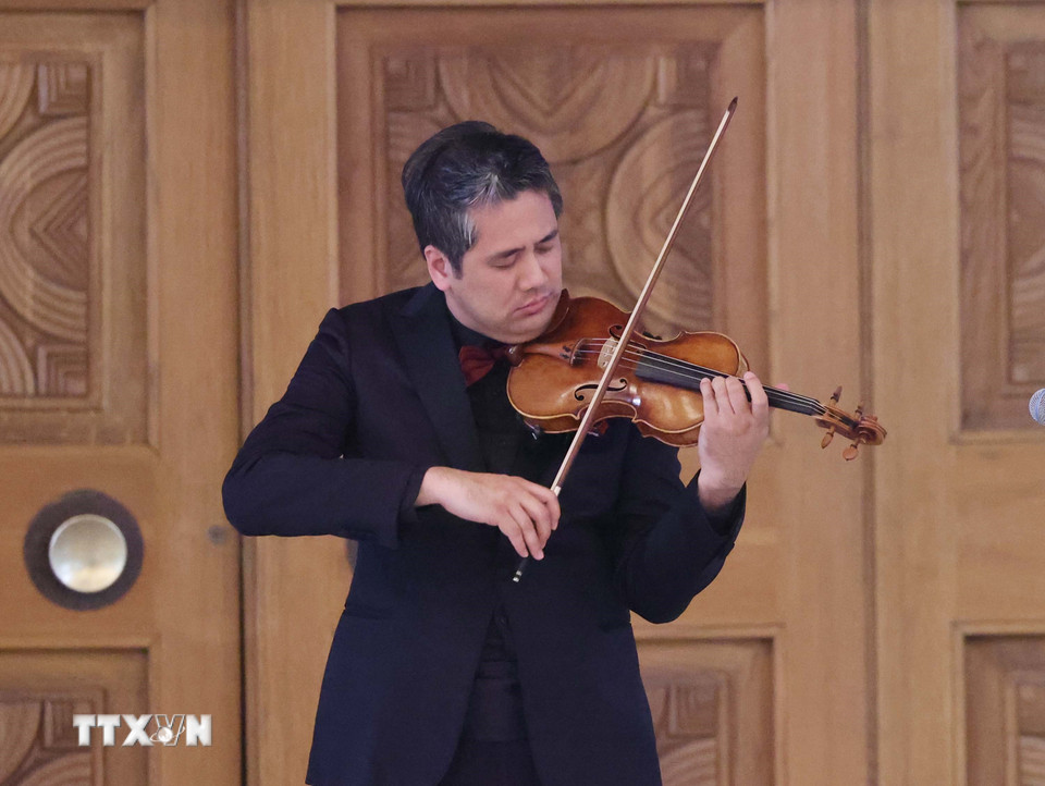 Biểu diễn nghệ thuật của các nghệ sỹ của Việt Nam Bùi Công Duy. (Ảnh: Thống Nhất/TTXVN)