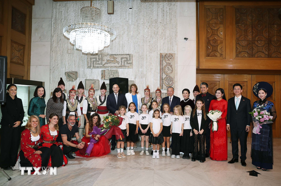 Tổng Bí thư Tô Lâm và Phu nhân cùng Tổng thống Cộng hòa Bulgaria Rumen Radev và Phu nhân tặng hoa cho các nghệ sỹ. (Ảnh: Thống Nhất/TTXVN)