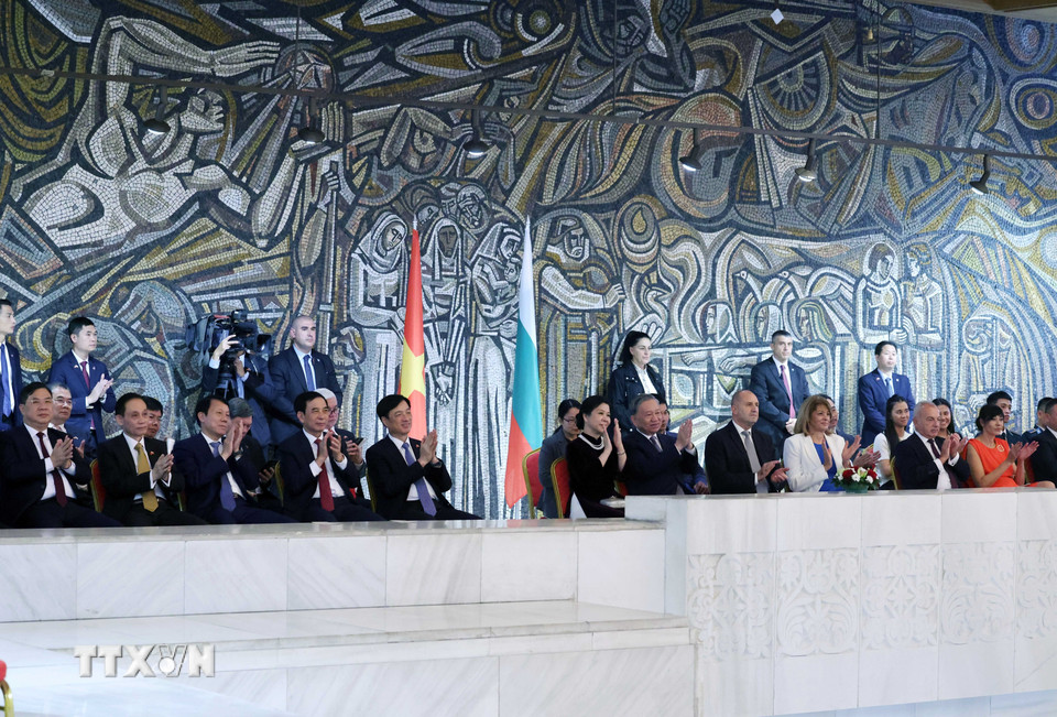 Tổng Bí thư Tô Lâm và Phu nhân cùng Tổng thống Cộng hòa Bulgaria Rumen Radev và Phu nhân xem biểu diễn nghệ thuật 2 nước Việt Nam-Bulgaria. (Ảnh: Thống Nhất/TTXVN)