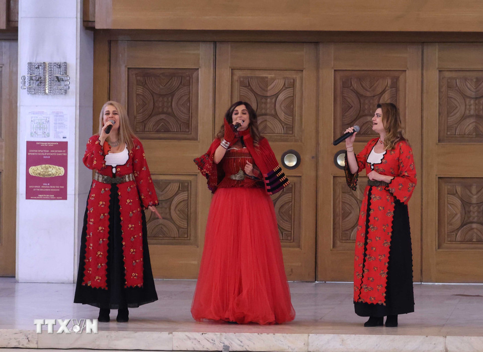 Biểu diễn nghệ thuật với sự góp mặt của Đoàn Nghệ thuật "Trakia" nổi tiếng của Bulgaria. (Ảnh: Thống Nhất/TTXVN)