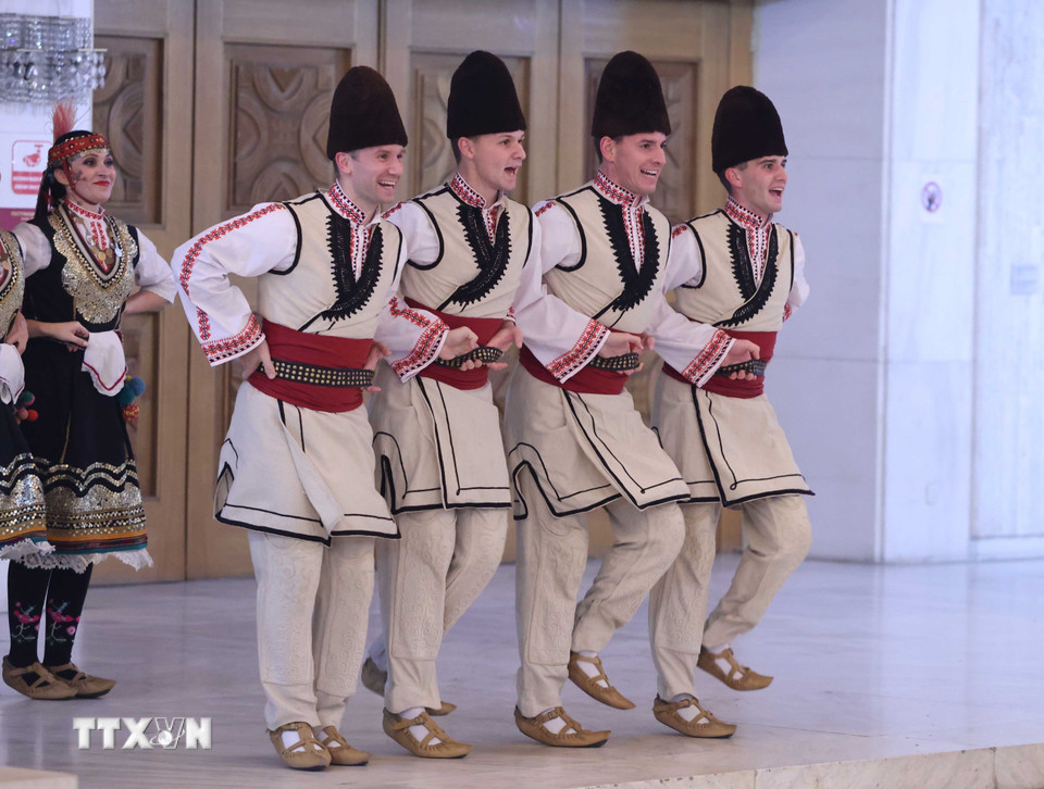 Biểu diễn nghệ thuật với sự góp mặt của Đoàn Nghệ thuật "Trakia" nổi tiếng của Bulgaria. (Ảnh: Thống Nhất/TTXVN)