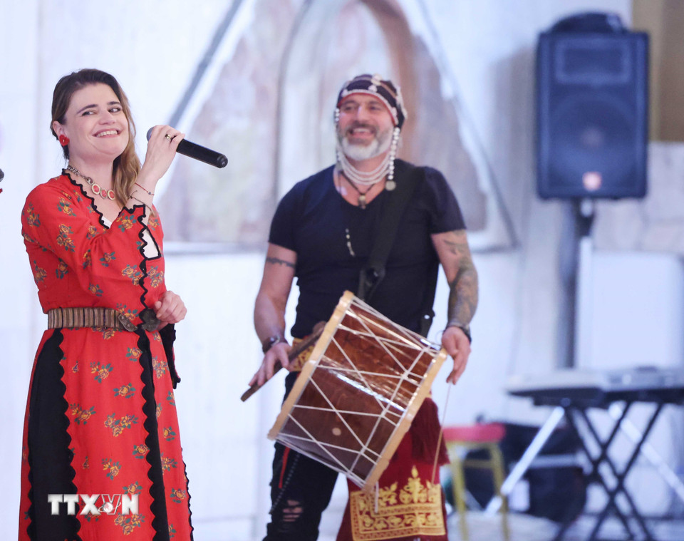 Biểu diễn nghệ thuật với sự góp mặt của Đoàn Nghệ thuật "Trakia" nổi tiếng của Bulgaria. (Ảnh: Thống Nhất/TTXVN)