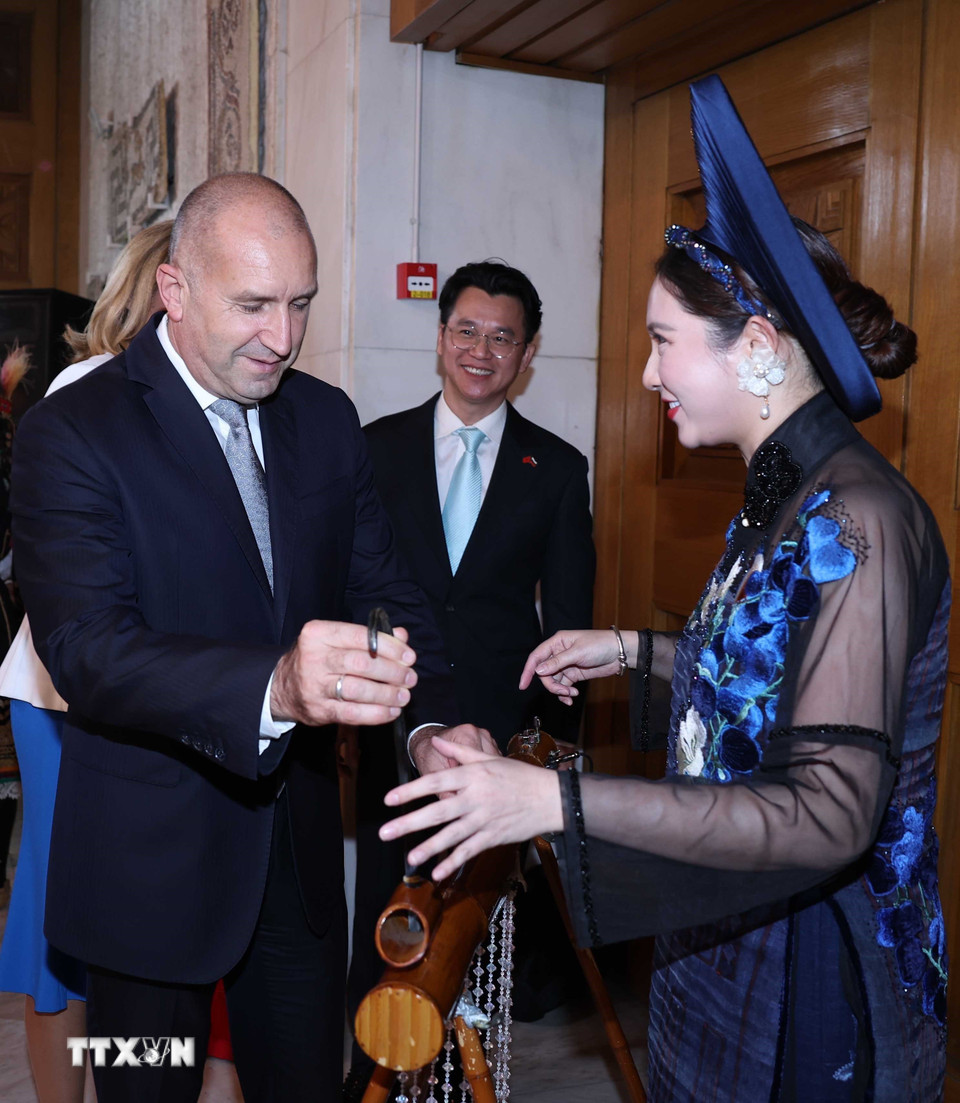 Tổng thống Cộng hòa Bulgaria Rumen Radev trải nghiệm nhạc cụ dân tộc Việt Nam. (Ảnh: Thống Nhất/TTXVN)