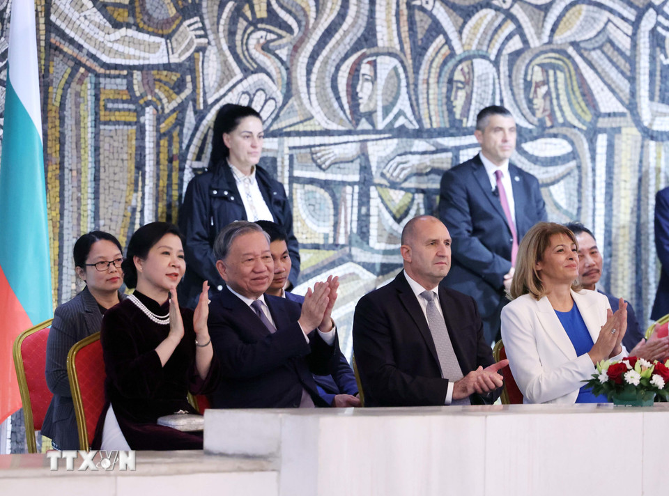 Tổng Bí thư Tô Lâm và Phu nhân cùng Tổng thống Cộng hòa Bulgaria Rumen Radev và Phu nhân xem biểu diễn nghệ thuật 2 nước Việt Nam-Bulgaria. (Ảnh: Thống Nhất/TTXVN)