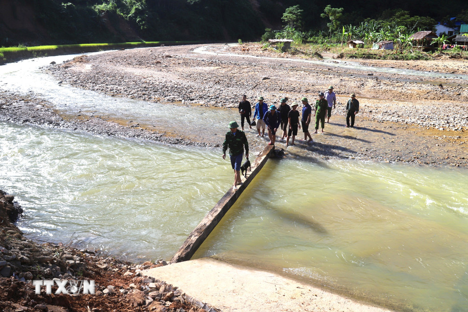 Tổ công tác của UBND xã Nga My (Nghệ An) khảo sát tình hình sạt lở, xói mòn, xâm thực tại thực địa suối Nậm Ngân, đoạn Khe Ngân chảy qua bản Na Ngân. (Ảnh: Xuân Tiến/TTXVN)