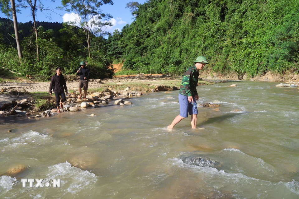 Đoàn công tác phải 4 lần lội suối Nậm Ngân, qua các điểm Khe Hưng, Khe Bống, Khe Đền và Khe Ngân để đến với bản Na Ngân. (Ảnh: Xuân Tiến/TTXVN)