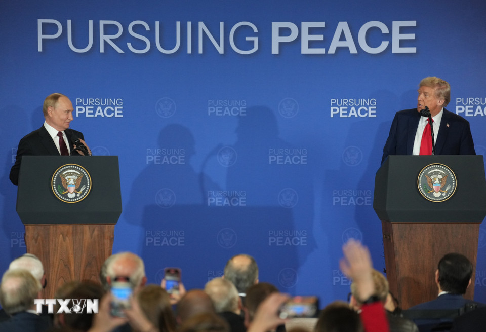 Tổng thống Mỹ Donald Trump (phải) ngày 22/10/2025 cho biết đã hủy cuộc gặp với Tổng thống Nga Vladimir Putin (trái) do cho rằng thời điểm hiện tại chưa phù hợp và các cuộc thảo luận khó đạt được kết quả mong muốn, song khẳng định cuộc gặp sẽ được tiến hành vào thời điểm thích hợp hơn trong tương lai. Trong khi đó, Nhà Trắng cho biết Tổng thống Mỹ Donald Trump sẽ gặp Chủ tịch Trung Quốc Tập Cận Bình vào ngày 30/10, trong khuôn khổ chuyến công du châu Á. (Ảnh: THX/TTXVN)