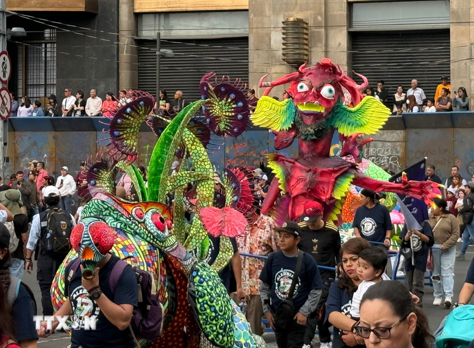 Lễ diễu hành các tác phẩm điêu khắc dân gian Alebrijes đang diễn ra tại thủ đô Mexico City, Mexico. Các đoàn rước hào hứng giới thiệu những tác phẩm điêu khắc nghệ thuật khổng lồ, màu sắc rực rỡ, tái hiện hình ảnh các linh vật hoặc sinh vật kỳ thú giàu sức tưởng tượng, mang đặc trưng nền văn minh Zapotec cổ xưa ở Mexico. (Ảnh: THX/TTXVN)
